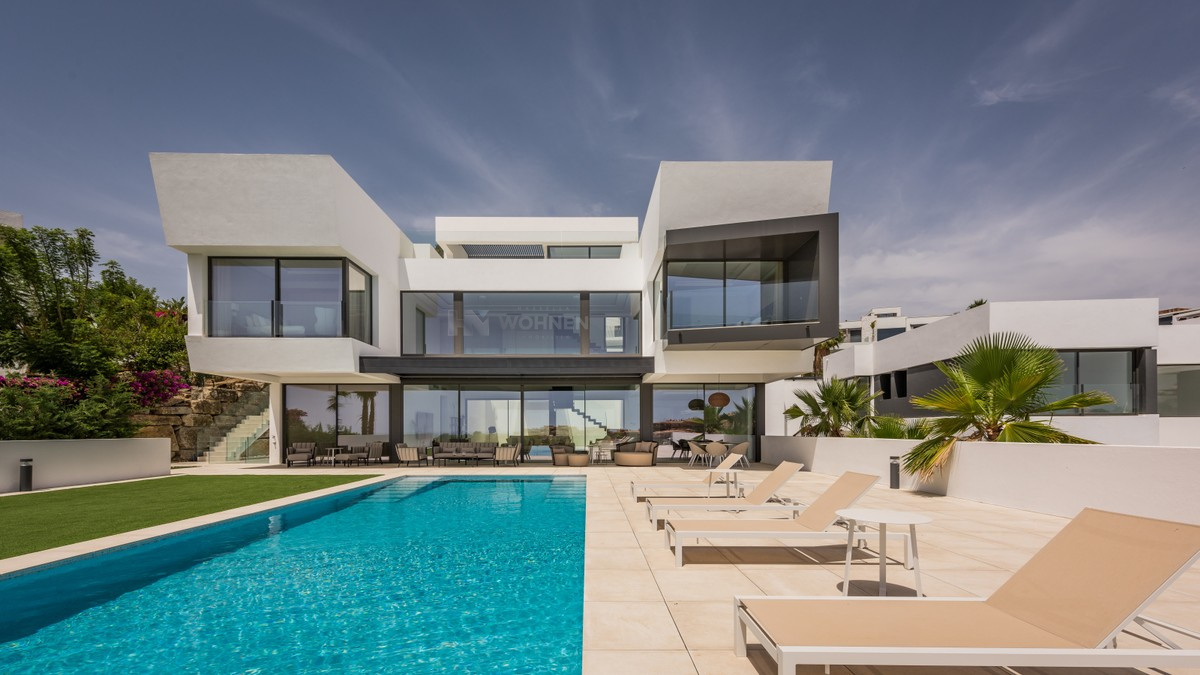 Hervorragende neue moderne Luxusvilla mit Golf und Meerblick