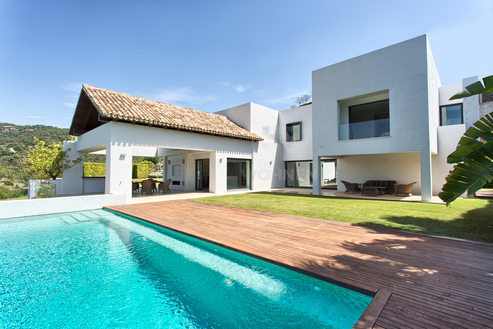 Modern style open plan villa located in Los Arqueros Golf Resort
