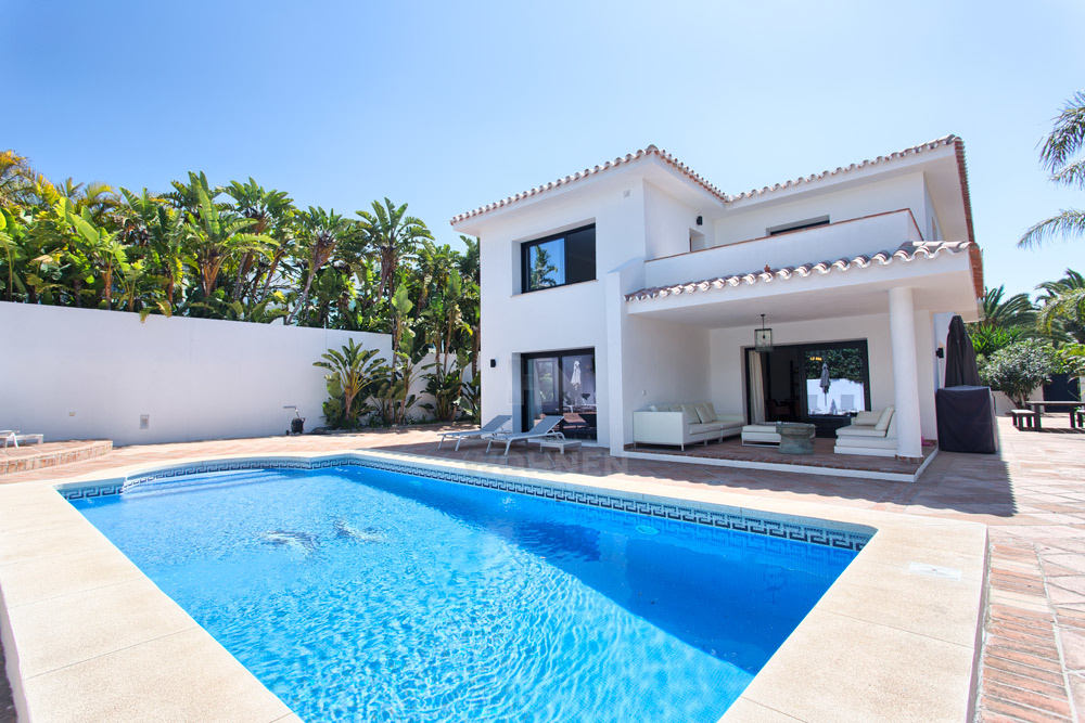 Recently renovated villa walking distance to the beach