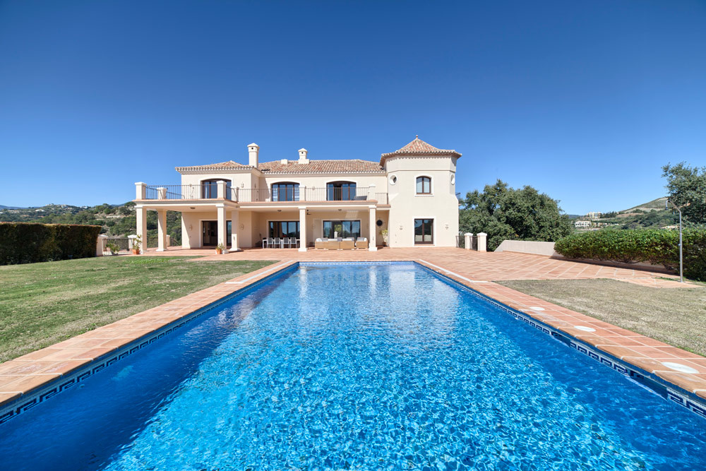 Stylish quality mansion on a big flat plot, south facing with great views to the Coast