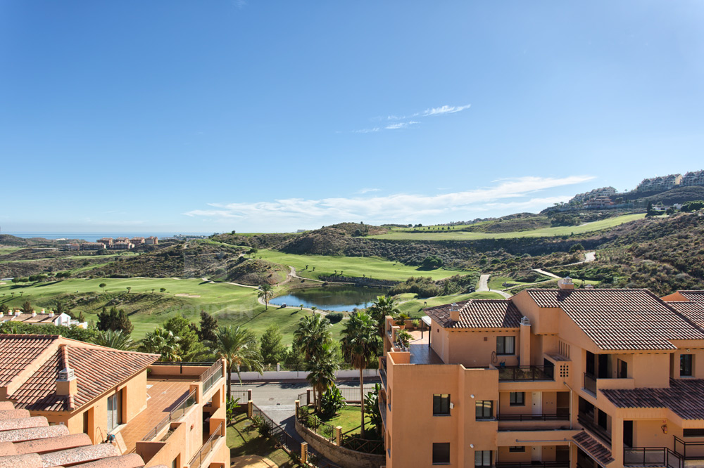 Top quality duplex penthouse next to the beautifull golf course of Calanova with Panoramic sea and golf views.