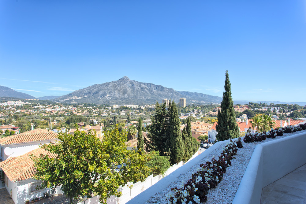 Fully renovated apartment located in the heart of Nueva Andalucia