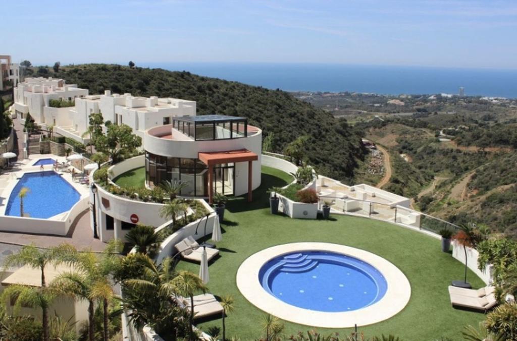 Atemberaubendes Penthouse in Altos de Los Monteros mit spektakulärem Panoramablick