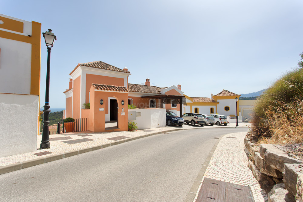 Stadthaus im andalusischen Stil mit herrlichem Meer- und Bergblick