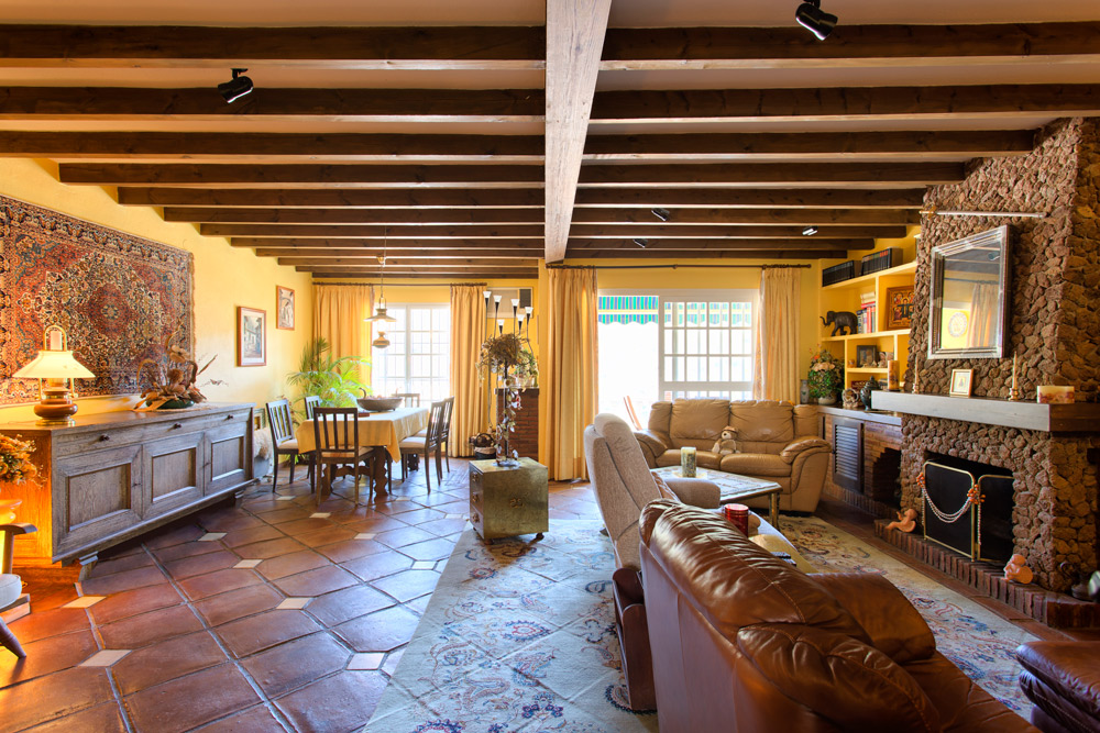 Cozy and spacious, typical townhouse in the town center of Benahavis