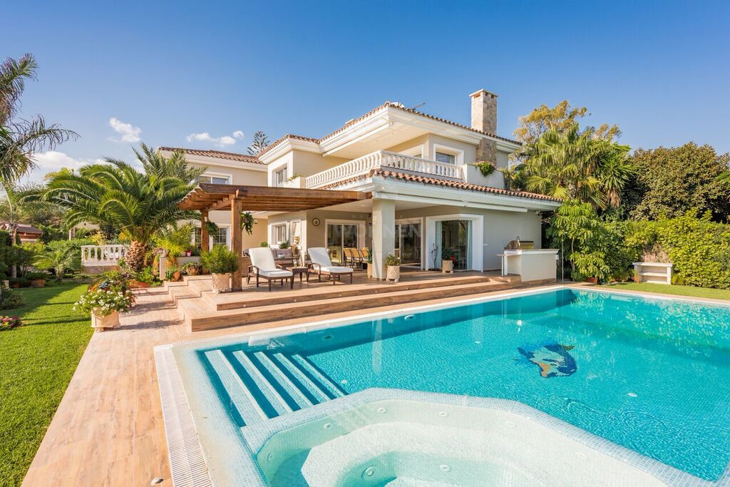 Beautiful Beachside villa located in the popular residential area of east Marbella
