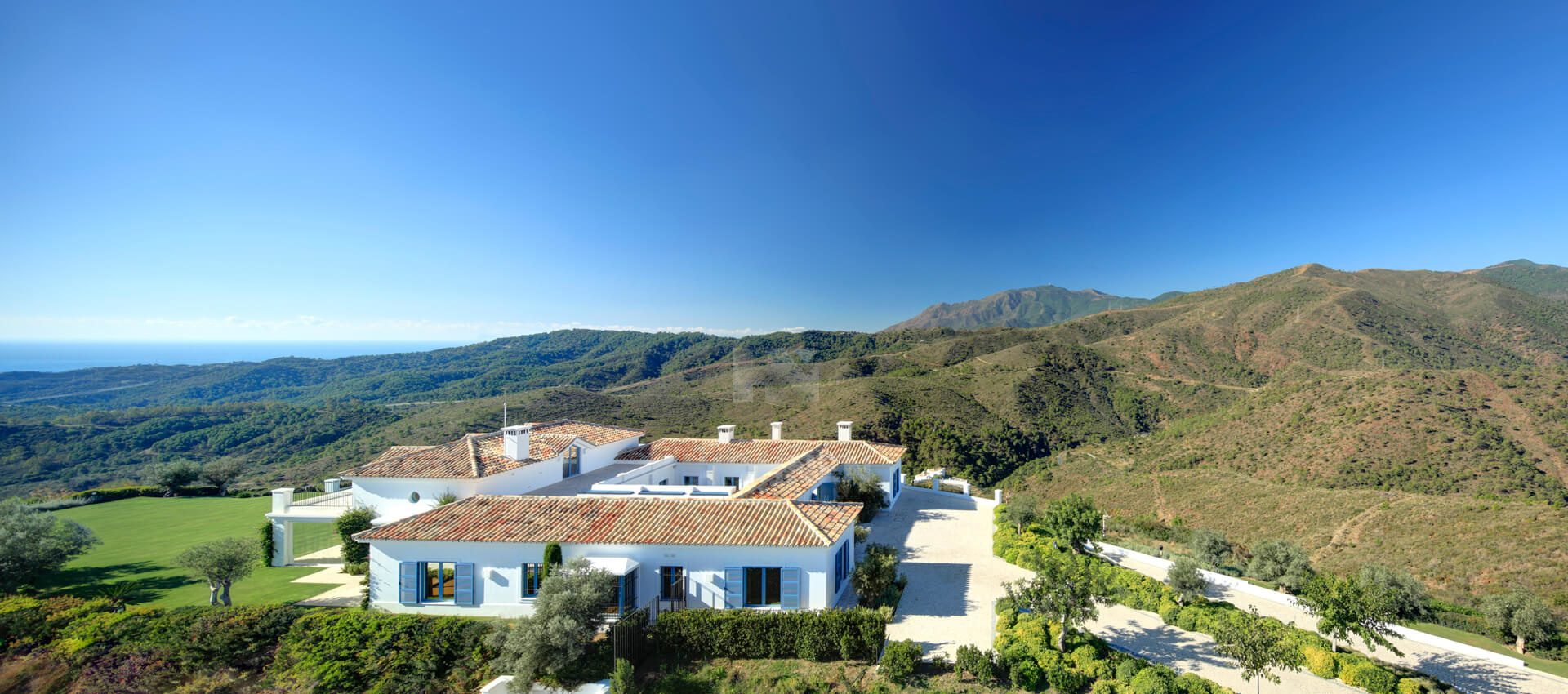Eine luxuriöse Villa auf einem Doppelgrundstück mit Panoramablick auf das Mittelmeer und die Berge
