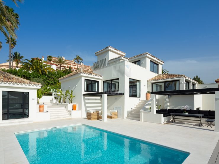 Komplett renovierte Villa im Los Naranjos Hill Club mit atemberaubende Aussichten auf das Meer