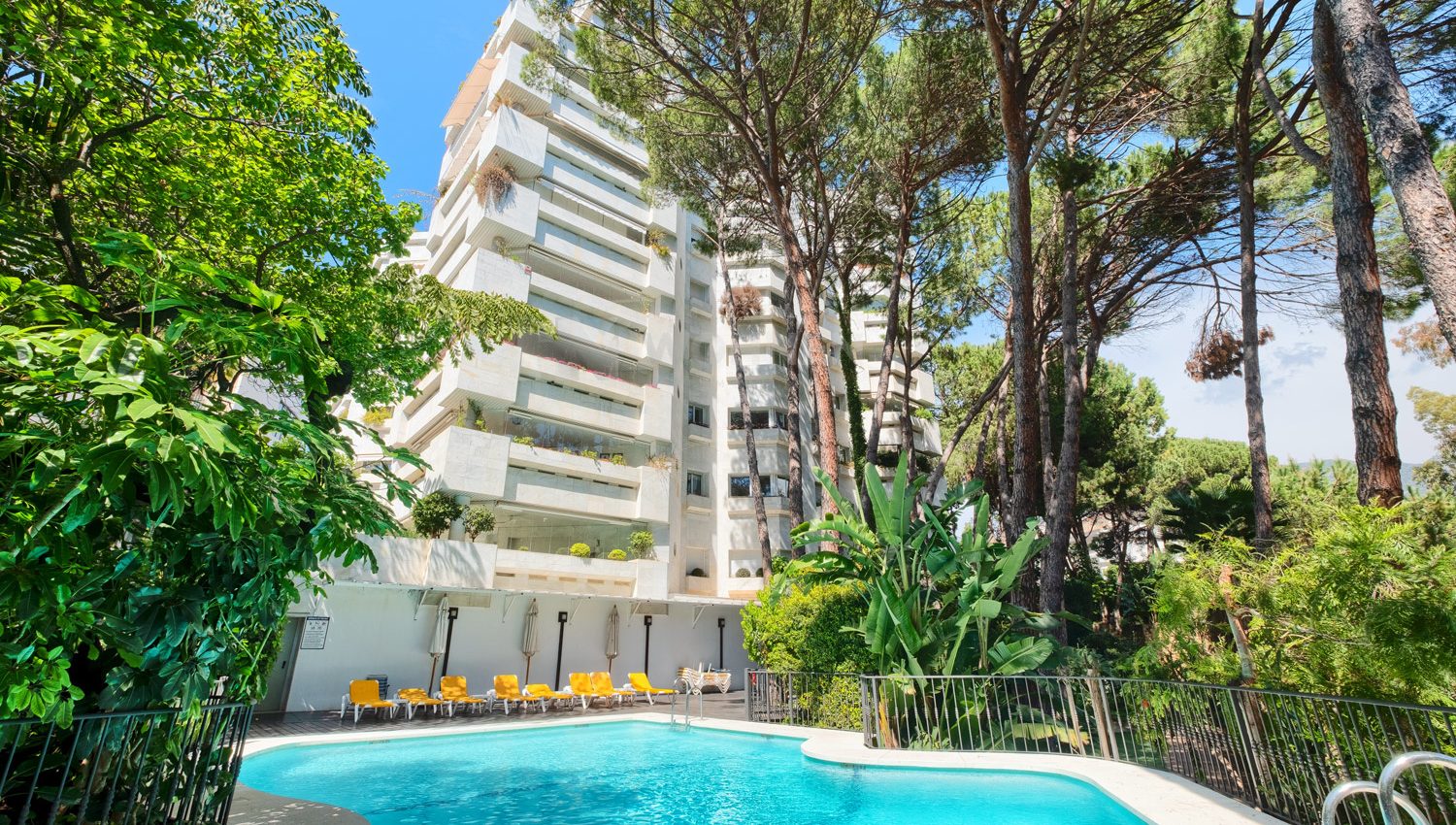 Quality luxury apartment walking distance to the Paseo and Marbella beach