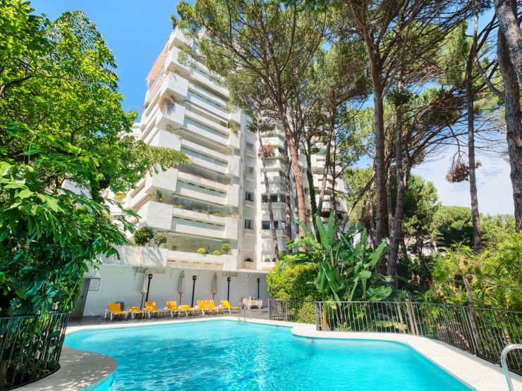 Quality luxury apartment walking distance to the Paseo and Marbella beach