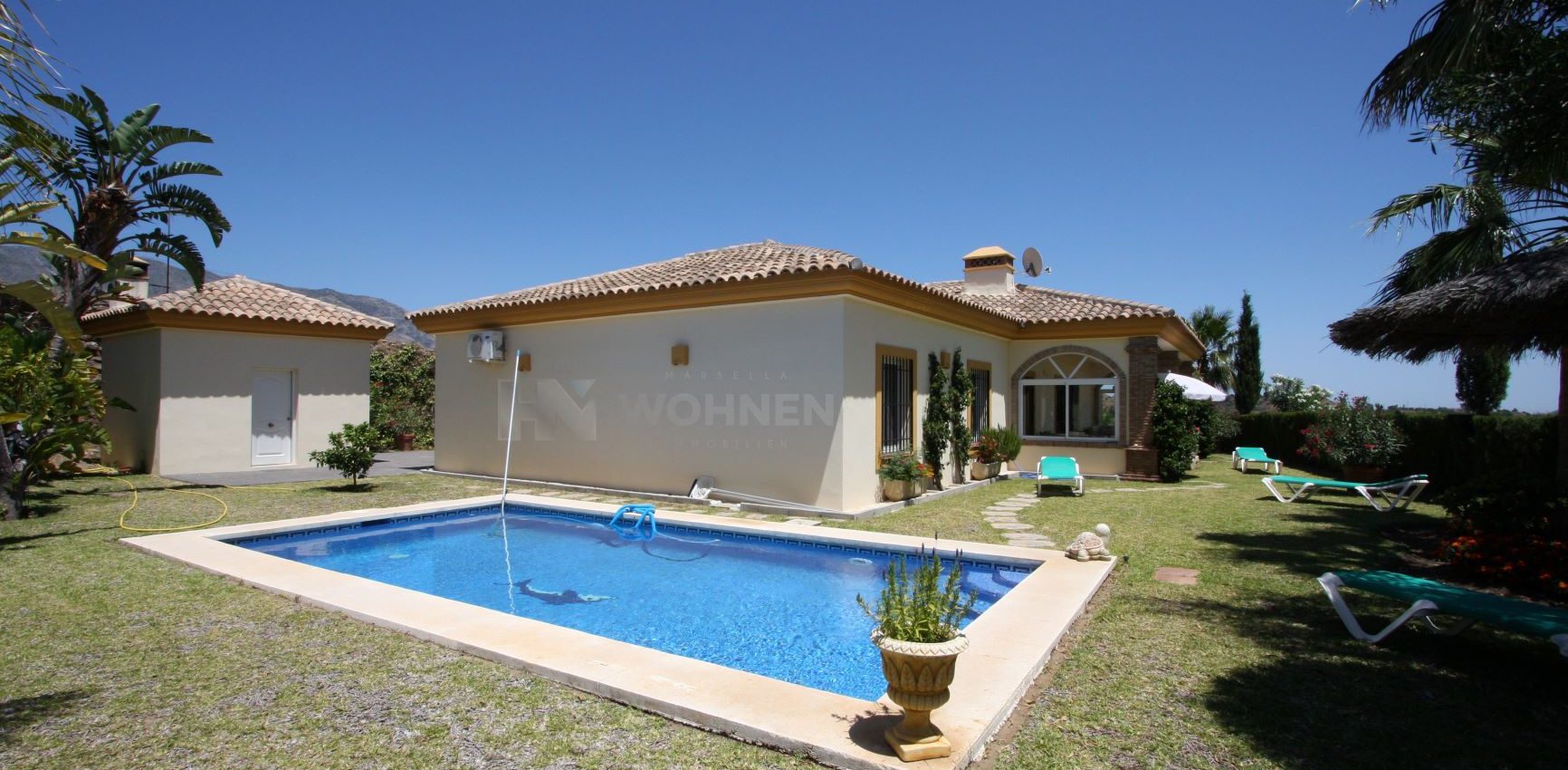 Andalusische Villa auf einem schönen Grundstück mit herrlichem Berg- und Landschaftsblick