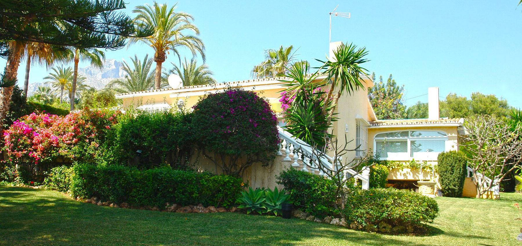 Elegant villa for sale in Rocio de Nagüeles, Marbella Golden Mile