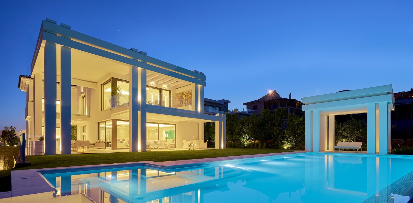 Moderne Villa mit freiem Blick auf den Golfplatz Flamingos und das Hotel Villa Padierna