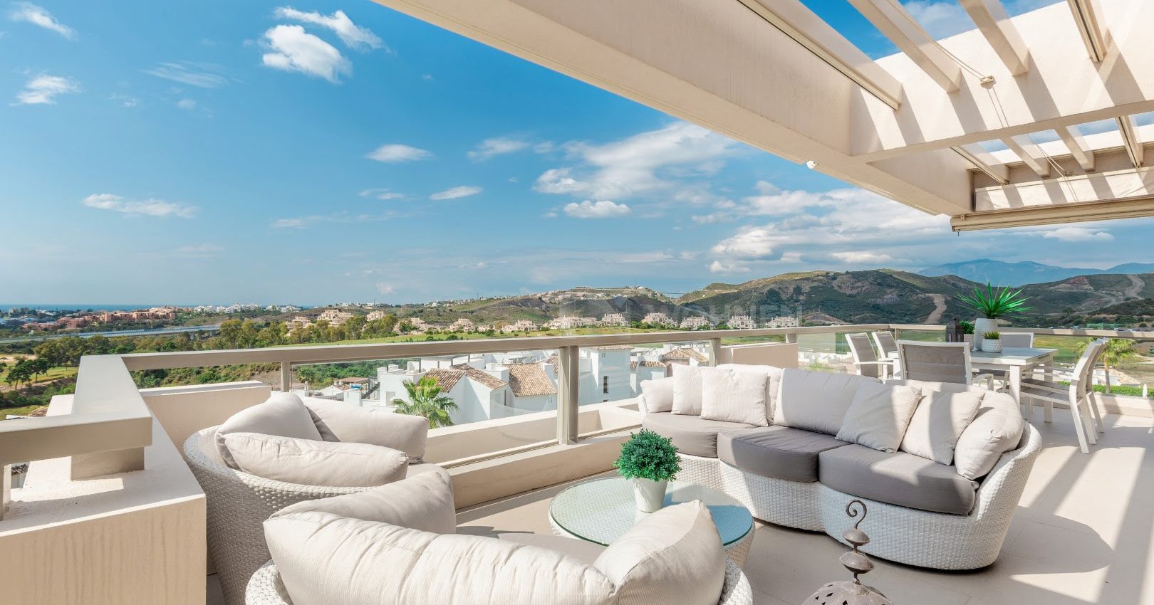 Apartamento moderno con impresionantes vistas al golf, mar y montaña