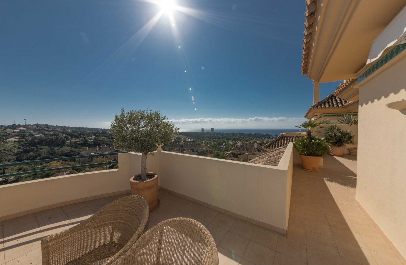 Amazing penthouse located in Elviria Hills with views over the lake and the sea