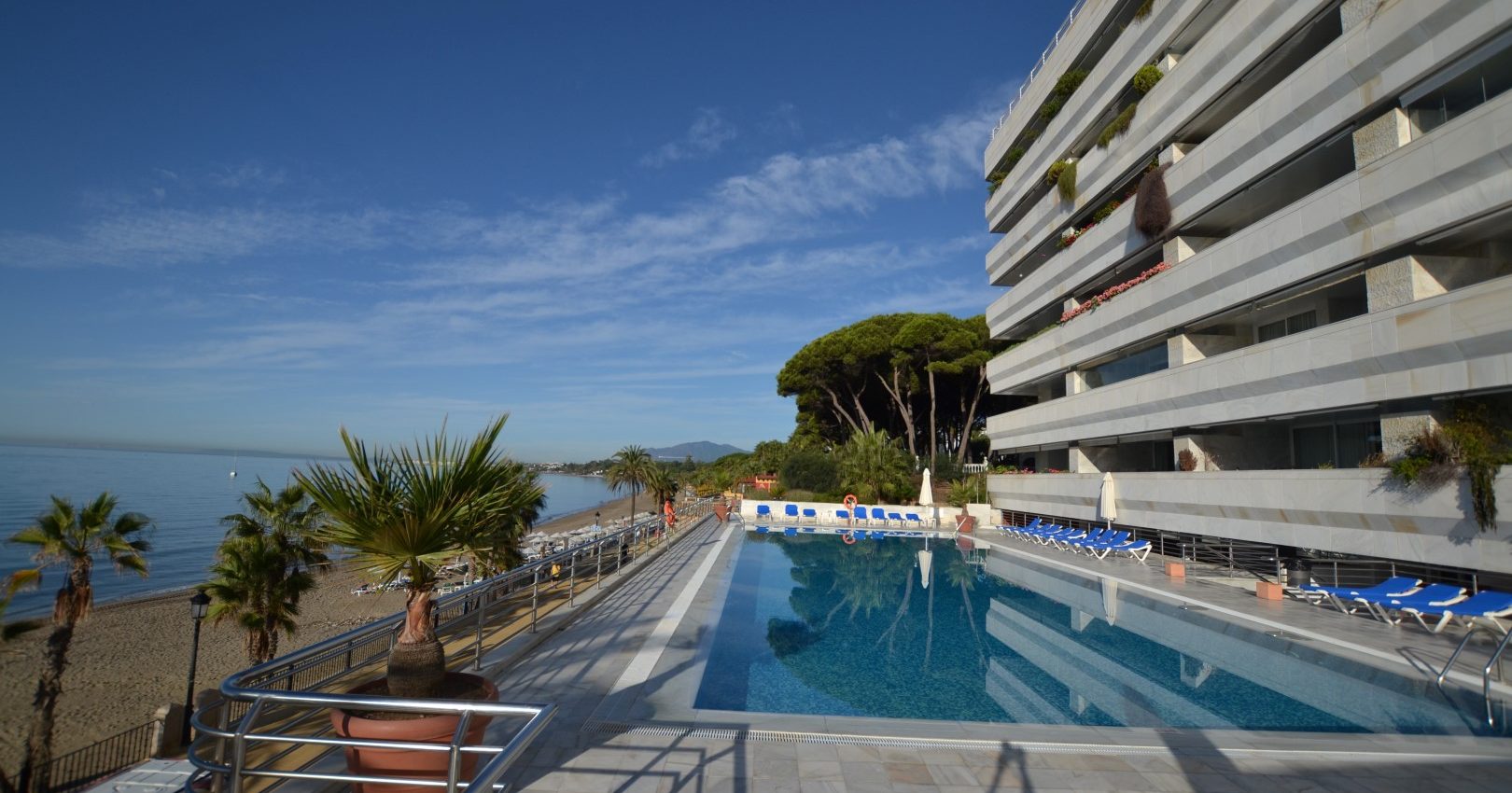 Luxuriöses Apartment mit Meerblick direkt am Strand von Marbella