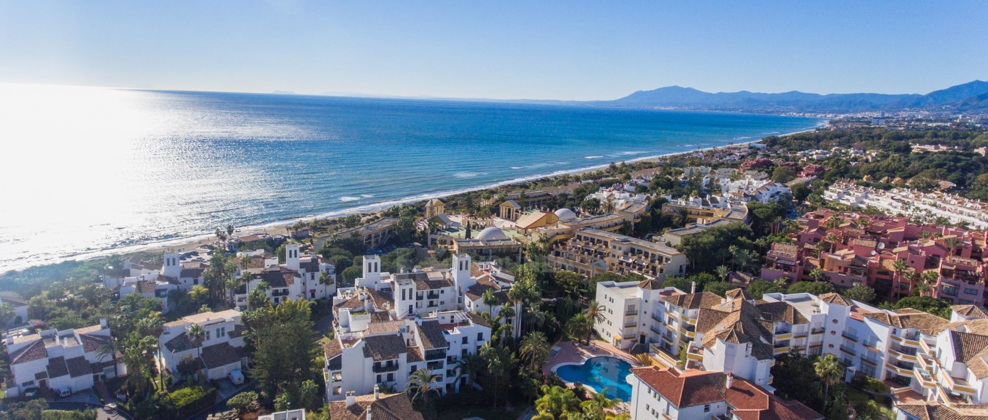 Fantastic penthouse apartment in the beach frontline in Elviria, Marbella