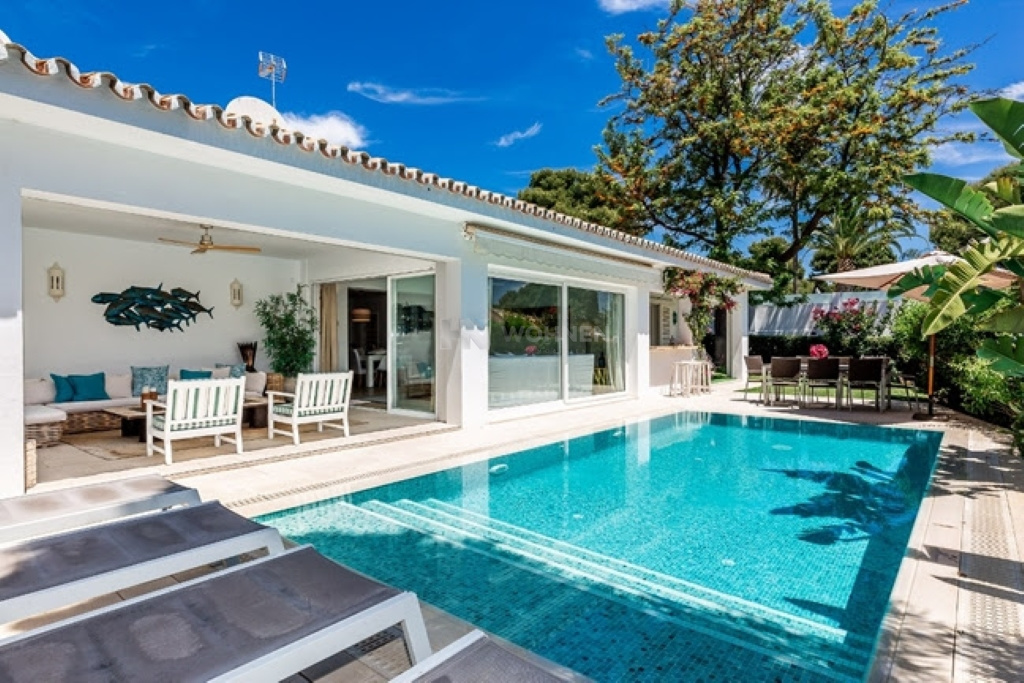 Nice villa located in the exclusive area of Los Monteros, a few meters from one of the best beaches Marbella