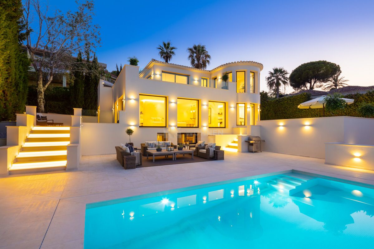Elegant property conveniently located within minutes drive to Puerto Banus, Marbella