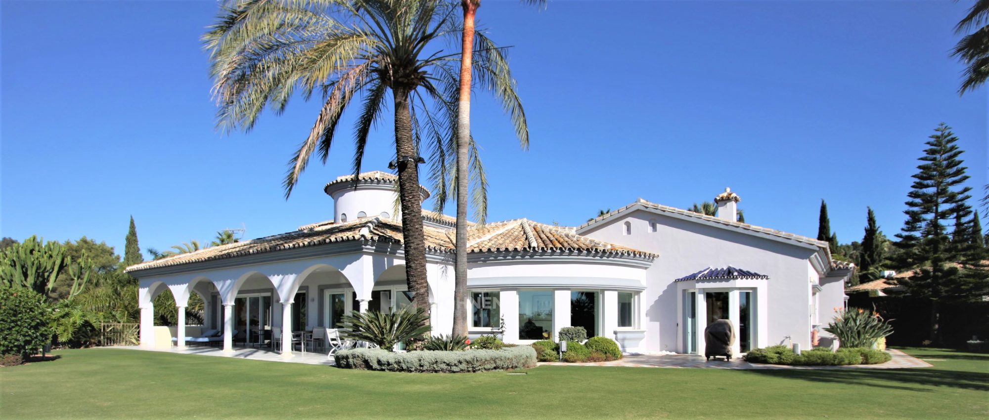 Wonderful modern villa, built in traditional Andalusian style in Hacienda Las Chapas Marbella
