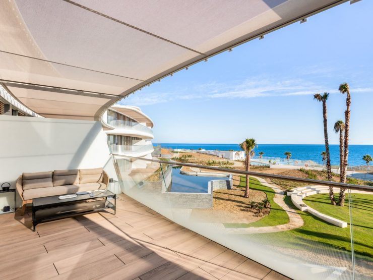 Modern apartment with private access to the beach