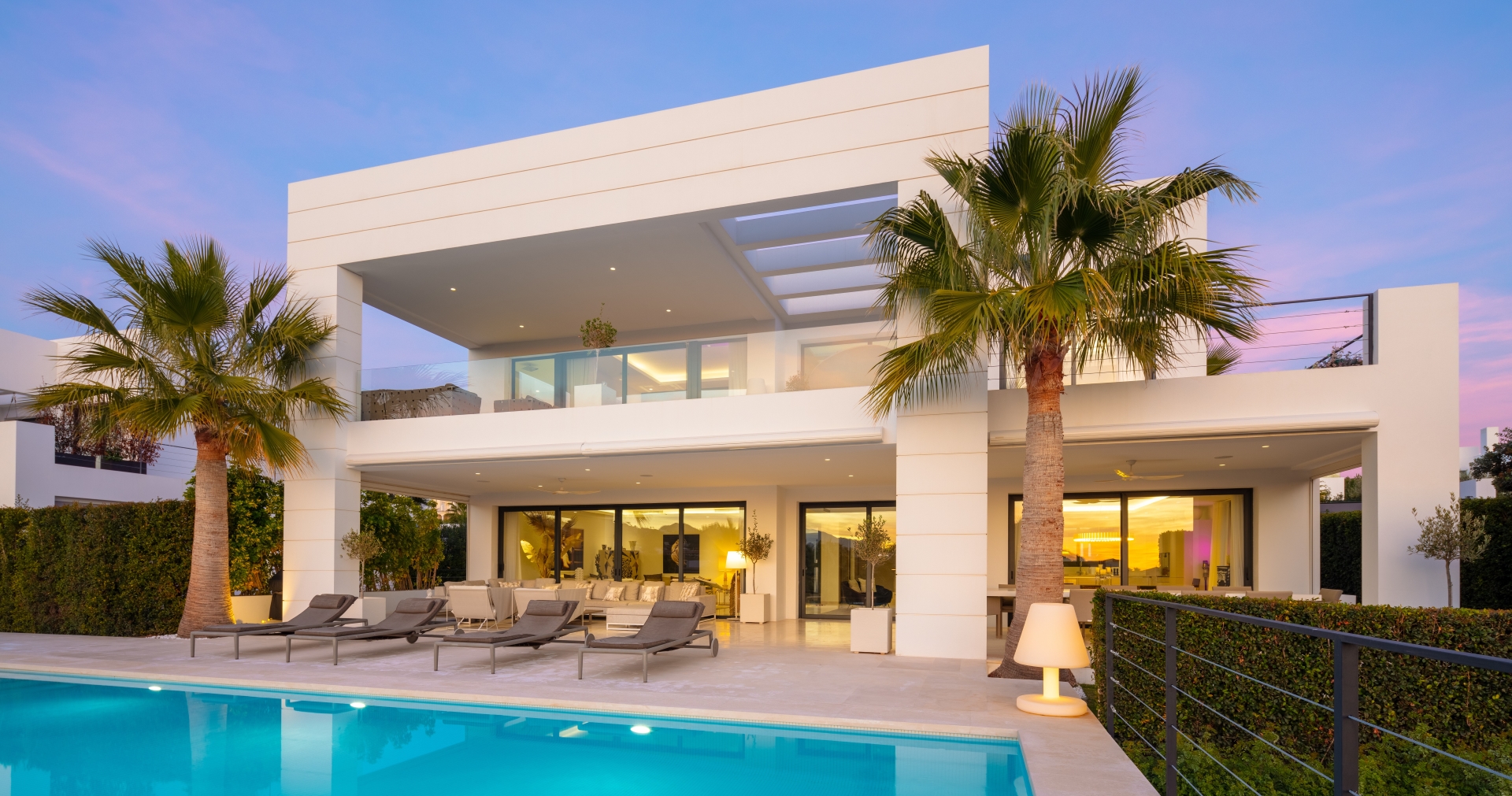 Moderne Luxusvilla in einer sicheren Wohnanlage in Nueva Andalucía, Marbella