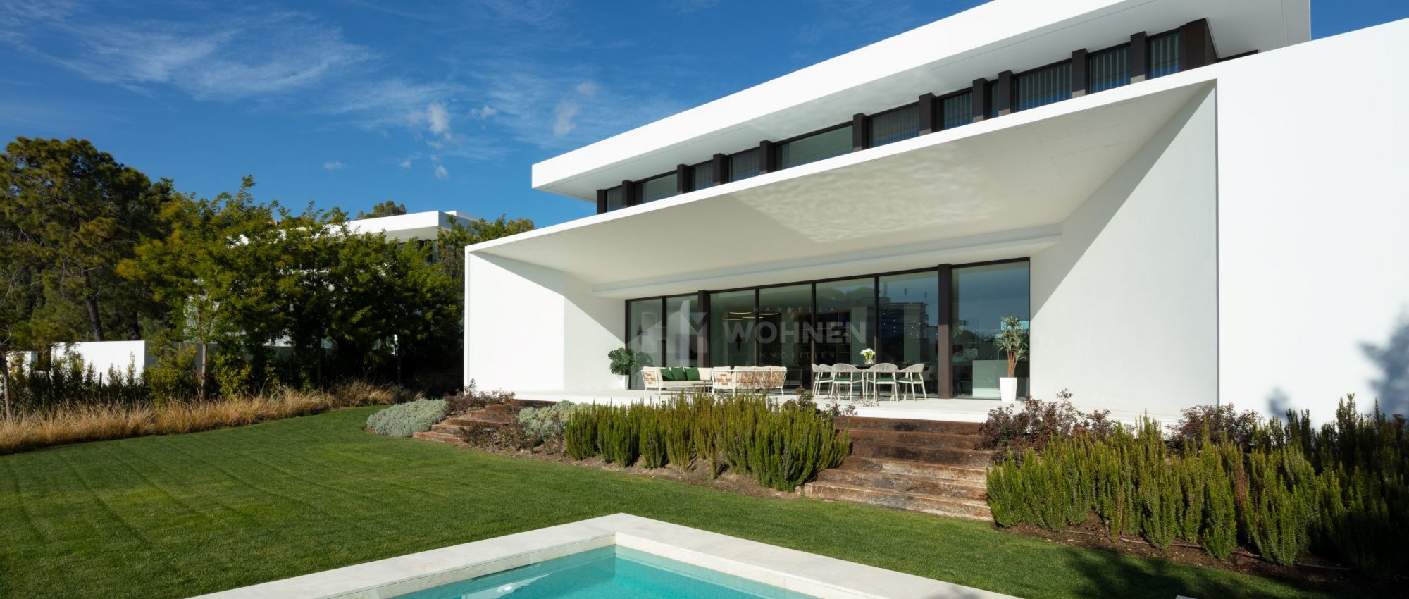 Modern villas in a beautiful enclave with sea views
