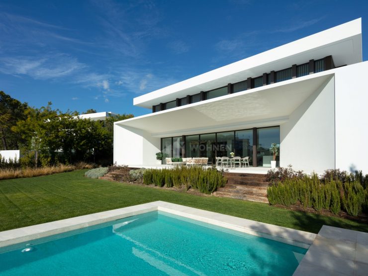 Modern villas in a beautiful enclave with sea views