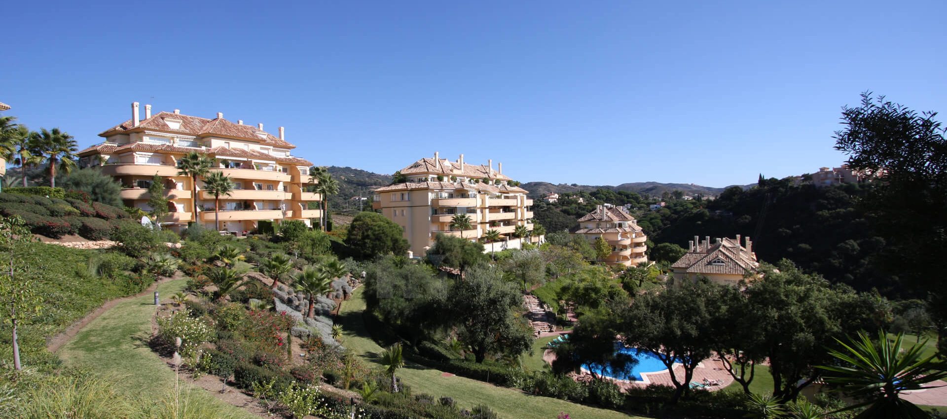 Schöne Wohnung mit herrlichem Meer- und Golfblick in Elviria Hills – Marbella