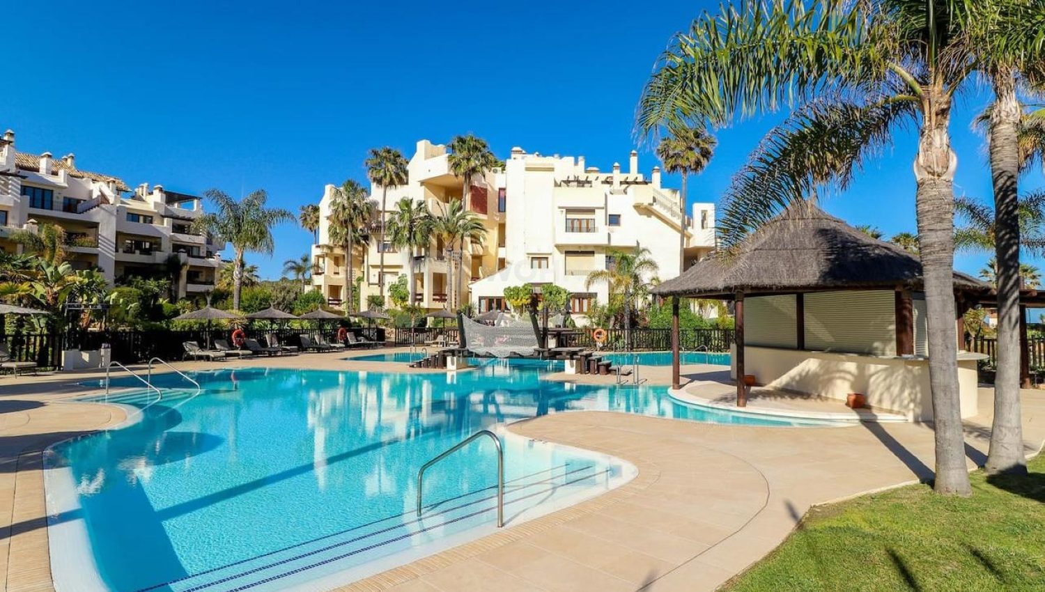 Completely renovated, high quality apartment with direct access to the beach