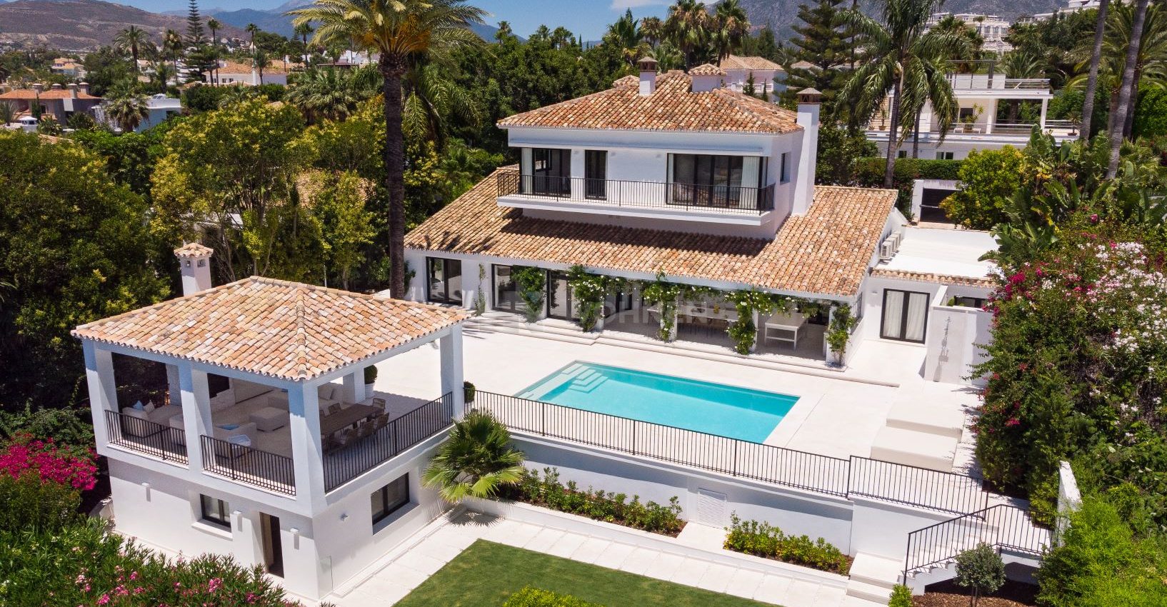 Elegantly villa frontline to one of Marbella’s most prestigious golf courses