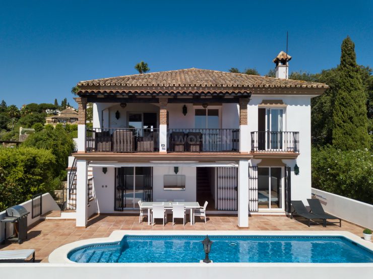 Charming and cozy villa with sea views
