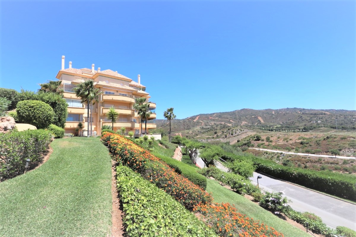 Fantastische Eckwohnung im oberen Stock in Elviria Hills – Marbella