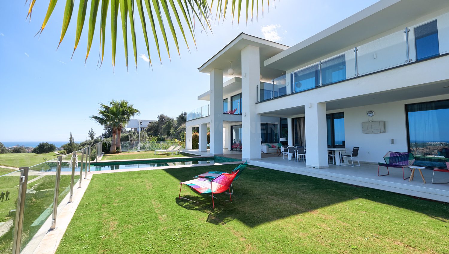 Zeitgenössische moderne Villa mit spektakulärem Meerblick