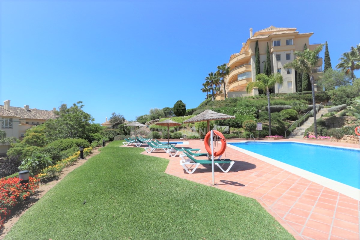 Fantastische erhöhten Erdgeschoss-Wohnung mit Blick auf das Meer in Elviria Hills, Marbella
