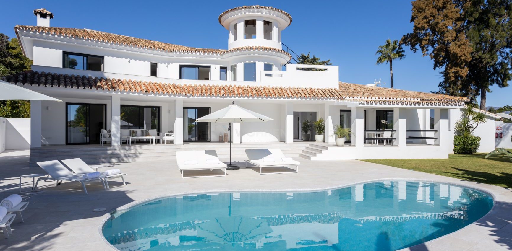 Mediterrane Villa in modernen Stil mit Meerblick