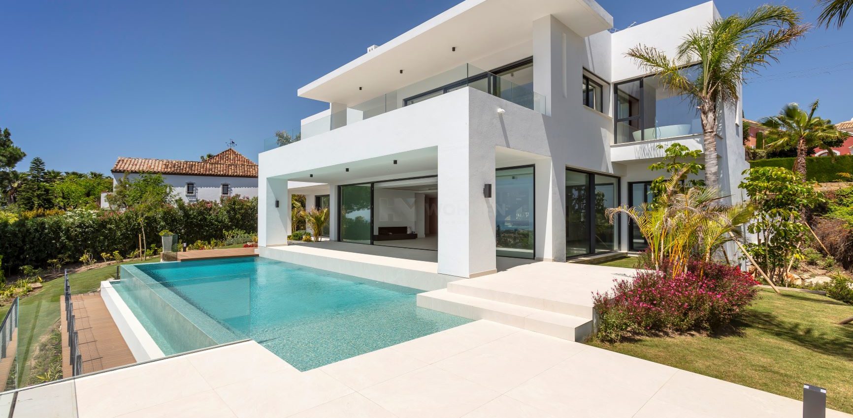 Spektakuläre, neu erbaute, moderne Villa mit atemberaubendem Panoramablick