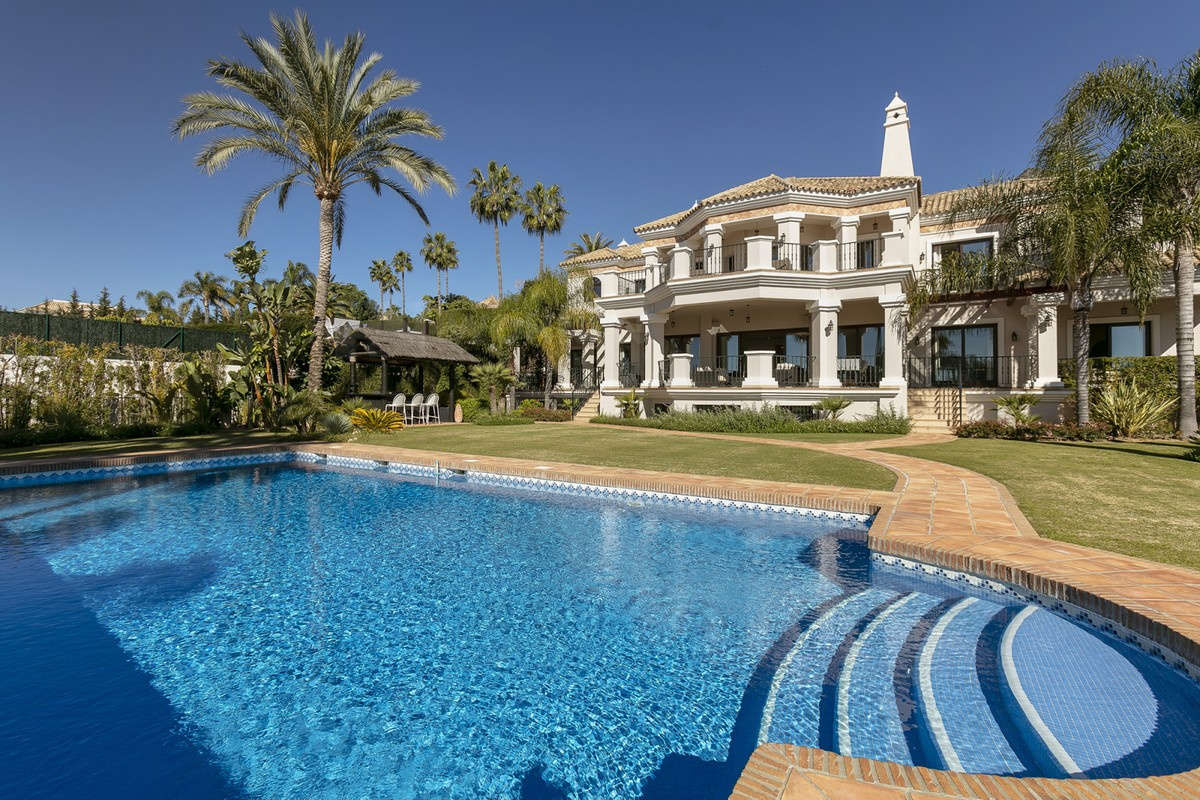 Classic villa with fantastic sea views in Sierra Blanca – Marbella