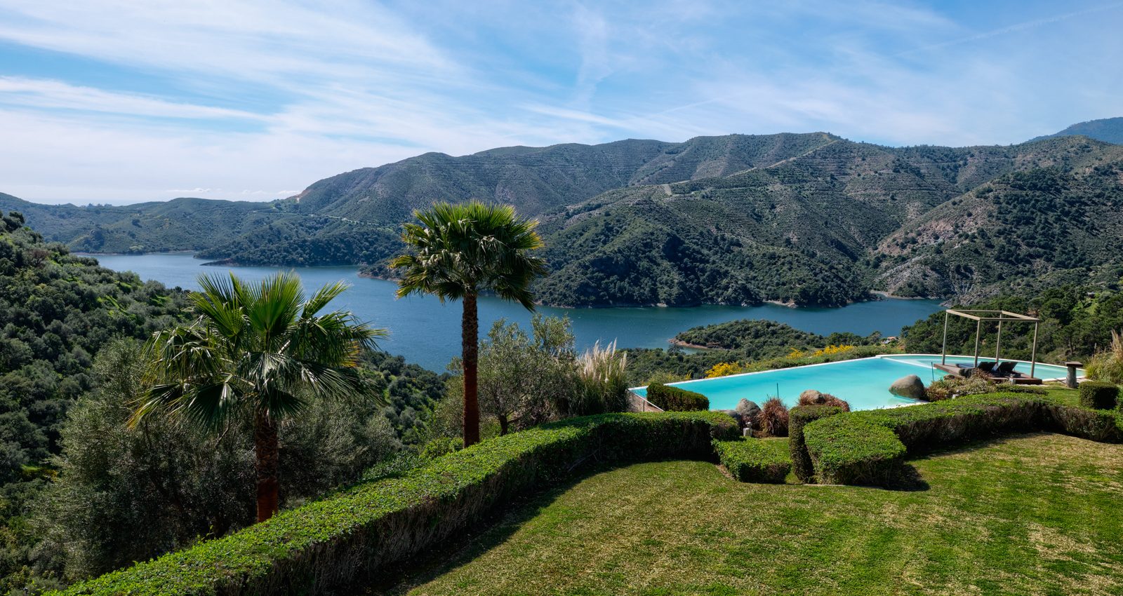 Zeitgenössische Qualitäts Villa mit spektakulärem Blick über das Mittelmeer