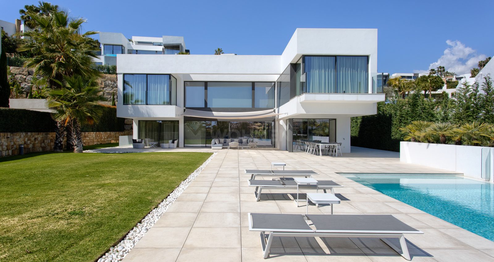 Modernes Luxus Anwesen mit spektakulären Panoramablick auf das Meer