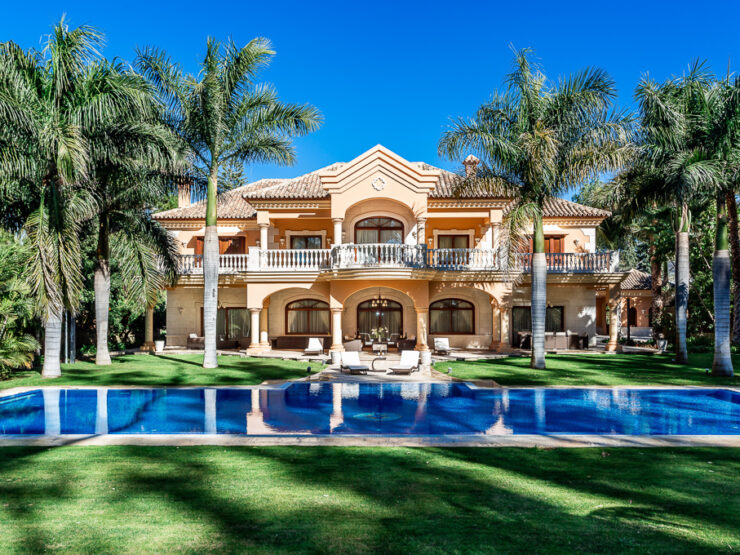 Luxury mansion near the beach in Guadalmina Baja – Marbella