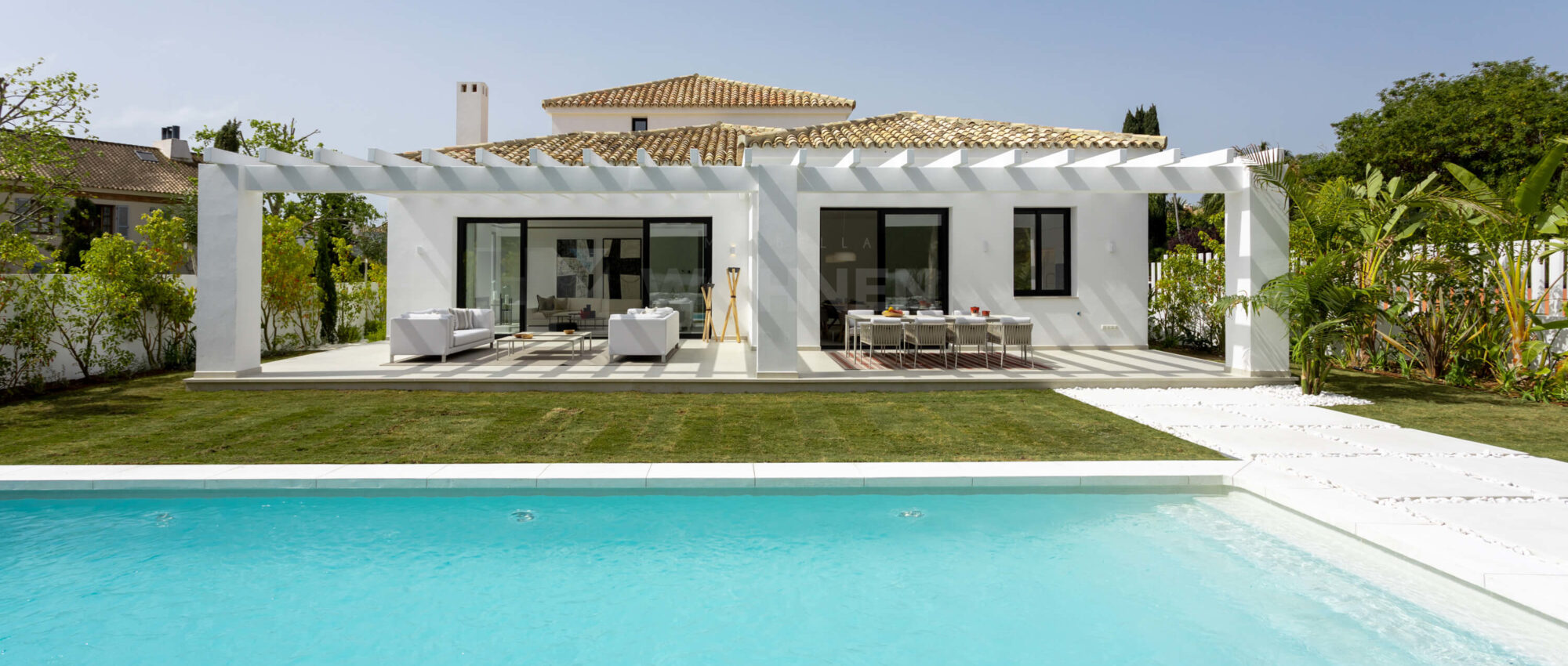 Nueva villa de estilo mediterráneo cerca de la playa en Guadalmina Baja