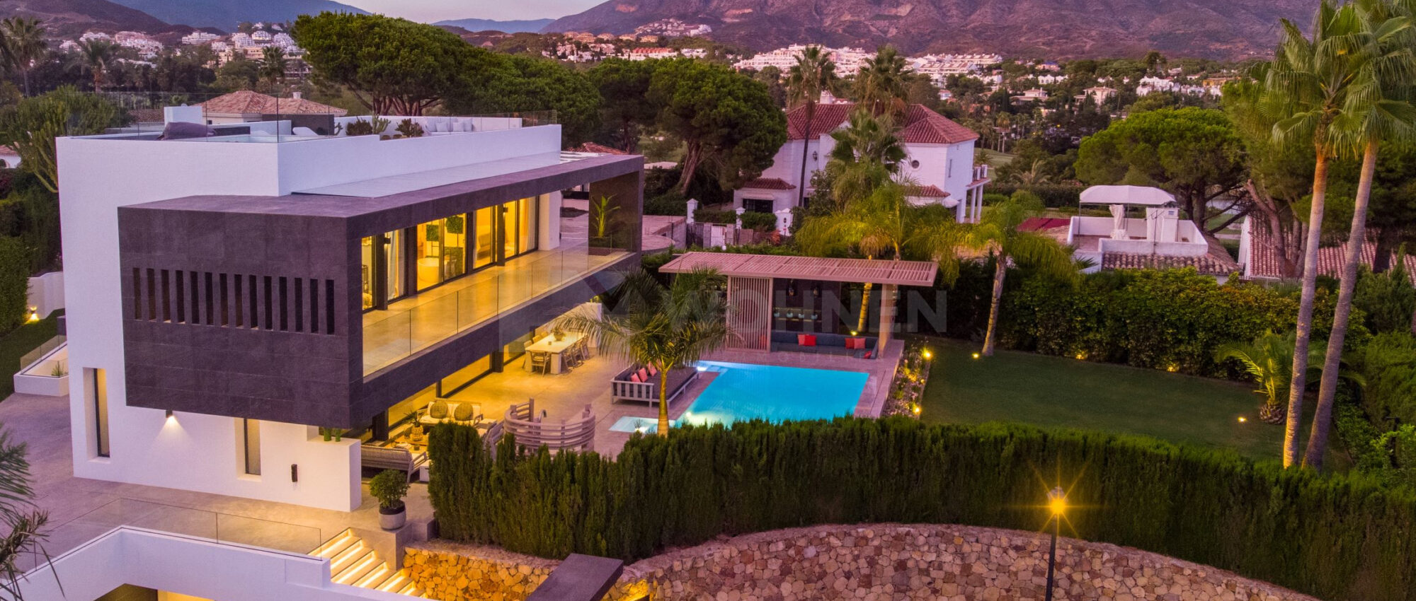 Contemporary luxury Villa in the heart of the popular residential area of Nueva Andalucia