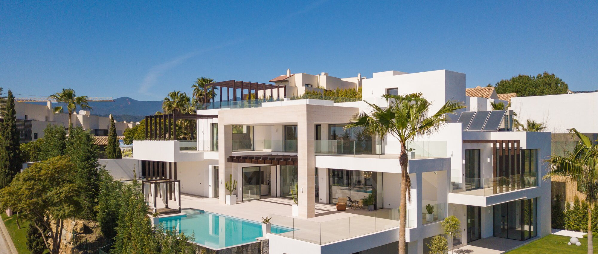 Fantastische moderne Villa mit spektakulärem Meerblick