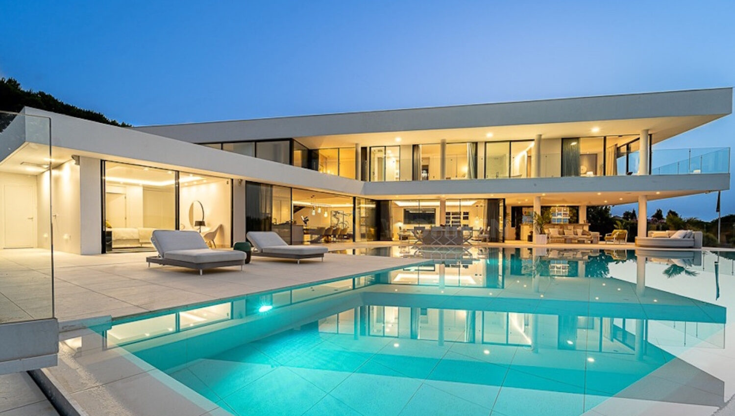 Eine fabelhafte moderne Villa mit herrlichem Panoramablick auf das Meer