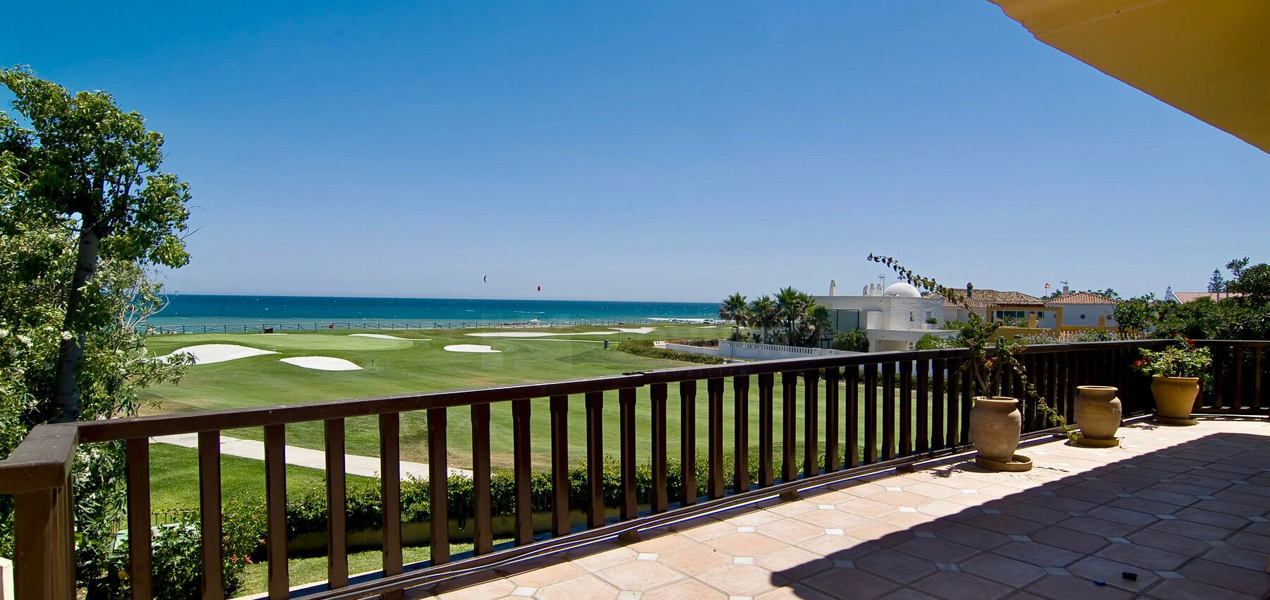 Villa de estilo rústico en primera línea de playa y golf