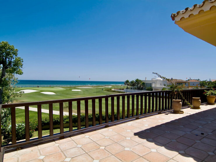 Villa de estilo rústico en primera línea de playa y golf