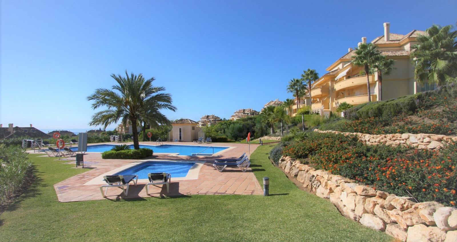 Spacious and bright ground floor apartment with sea views in Elviria Hills