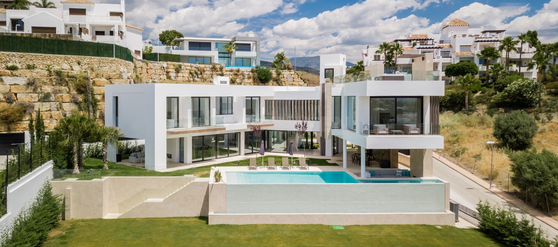 Neue moderne zeitgenössische Villa mit Panoramablick auf das Meer und den Golfplatz