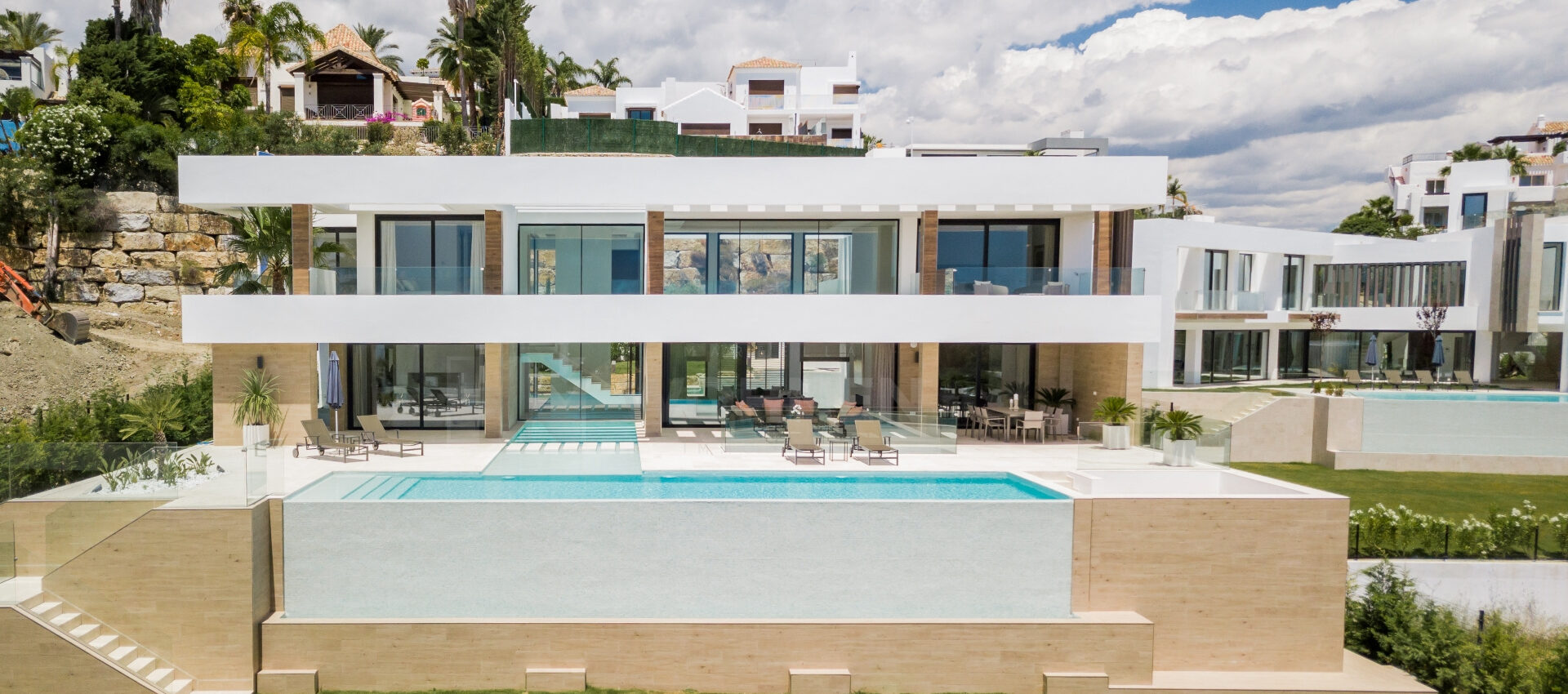 Nueva villa de diseño moderno y contemporáneo con vistas al mar y al golf